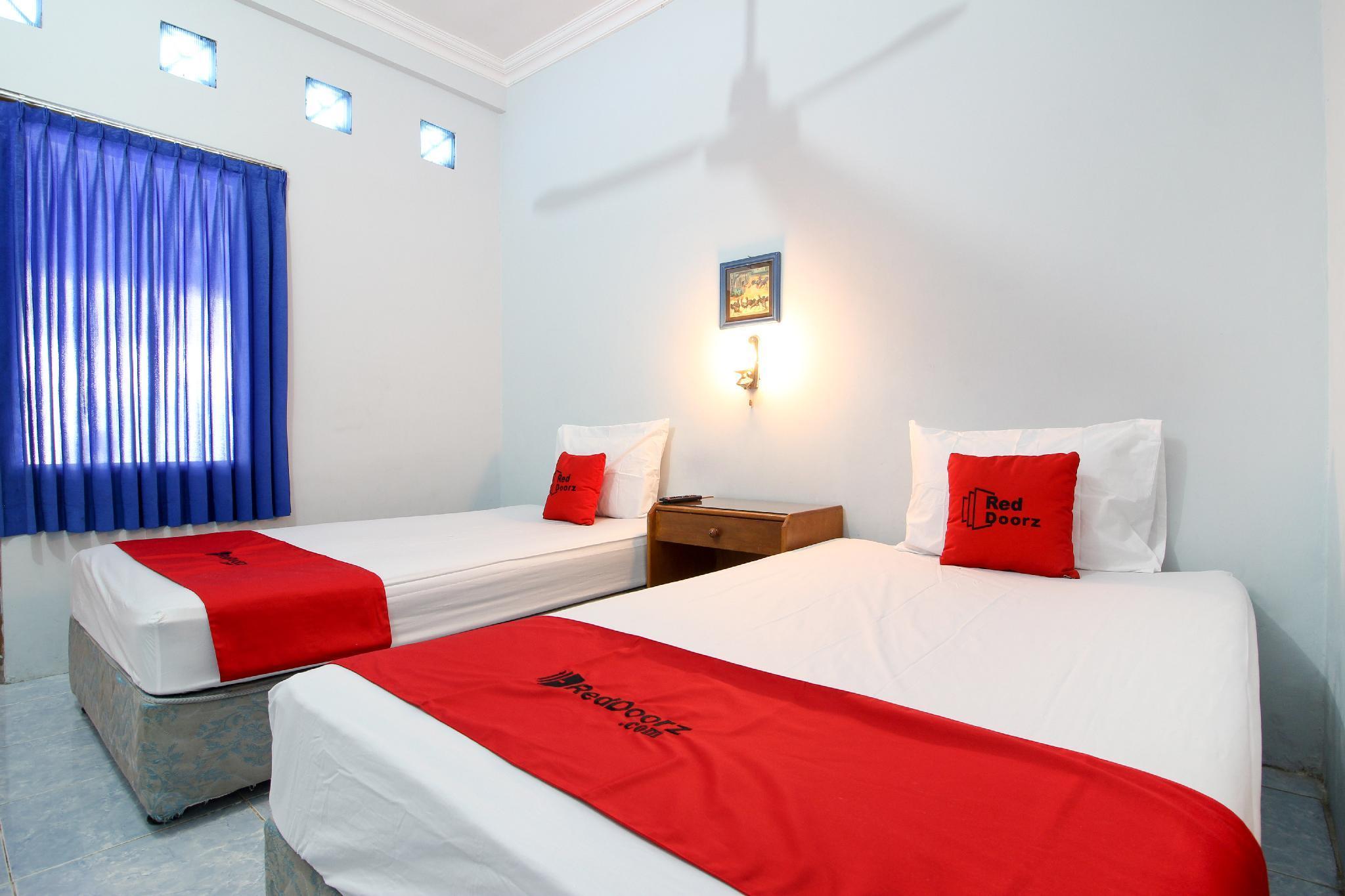 Hotel RedDoorz Syariah At Jalan Menteri Supeno Yogyakarta Exterior foto